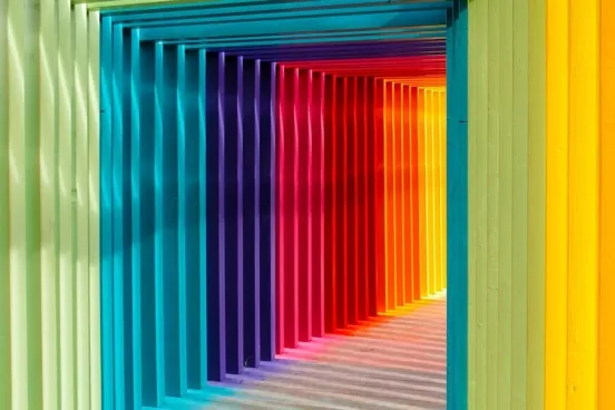 Jak dobrać kolory na stronę internetową? Psychologia kolorów w pigułce